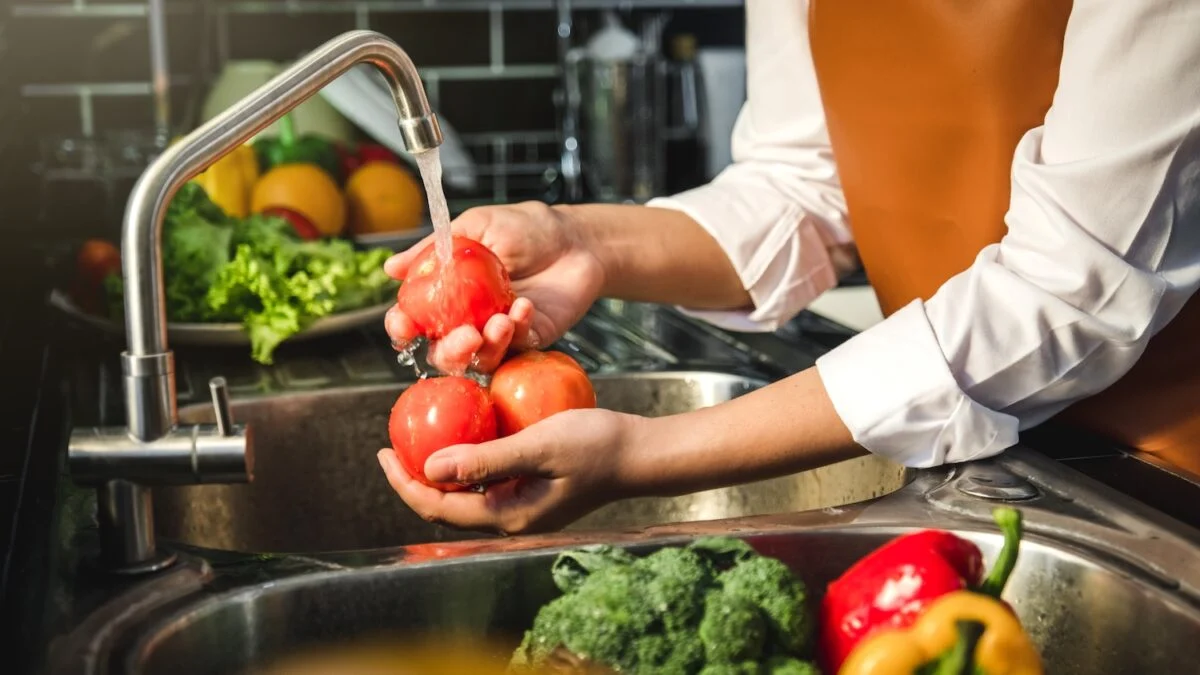 “Natural does not mean harmless”: the warning from Dr Océane Sorel on washing fruits and vegetables