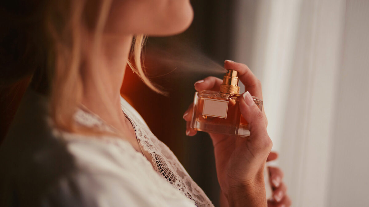 Perfume and sun don't always go together! This banal gesture can promote skin reactions