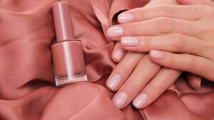 This nude manicure validated by Zendaya, clean girl version, and is a hit this summer