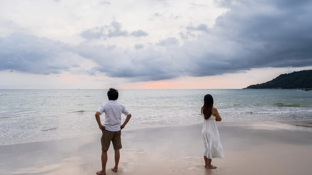 Vacation: are you a couple in airplane mode? Signs that should alert you