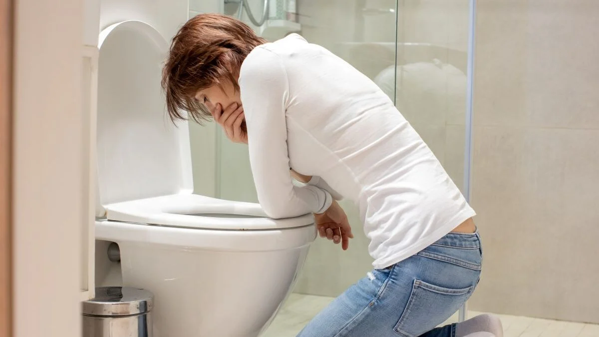 Vomiting bile, this symptom can hide a medical emergency, here's when to consult