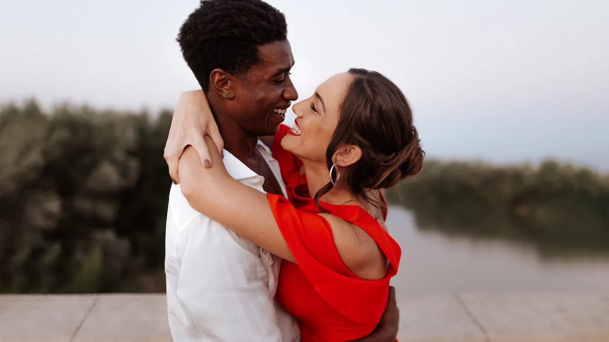 Why do we fall in love more easily on vacation? Expert Amélie Boukhobza explains this summer phenomenon