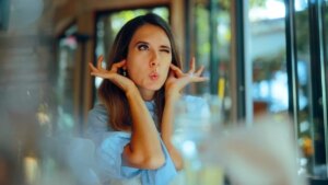 Why does eating in noise push us to consume more? The revelations of Dr Frédéric Saldmann