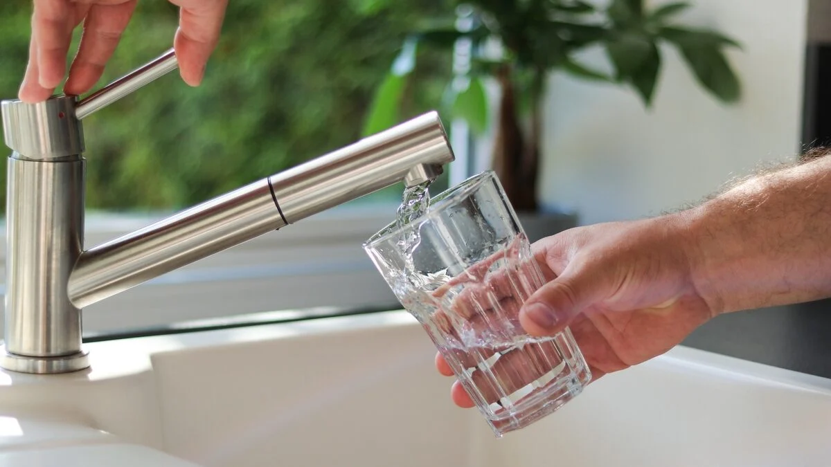 With the heatwave, tap water reaches 31°C: why this heat can become a real danger for your health