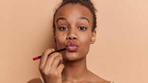 4 lines of lip liner: a star makeup artist's tip for a fuller mouth without injections to test