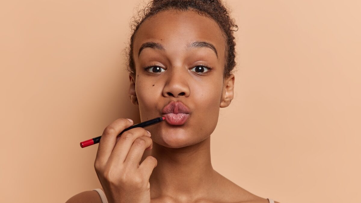 4 lines of lip liner: a star makeup artist's tip for a fuller mouth without injections to test