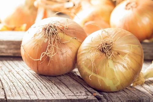 Are you still throwing away your onion skins? Here is an amazing tip for recycling them in the kitchen