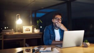 Atypical working hours: Anses warns of serious dangers for the health of 75% of workers in France