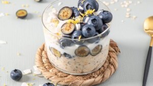 Chia pudding vs overnight oats: which one to choose to stay full and stock up on protein in the morning? Response from a dietitian