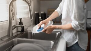 Dishes soaking in the sink: why it's a very bad habit for your health