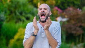 Do men really sneeze harder than women? Dr Gérald Kierzek gives us the answer