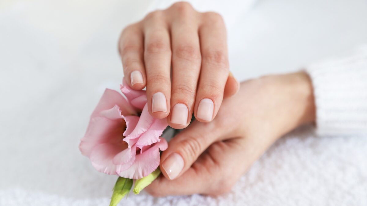 “Foundation Nails”: this nude second-skin effect manicure dethrones ultra-worked nails this fall