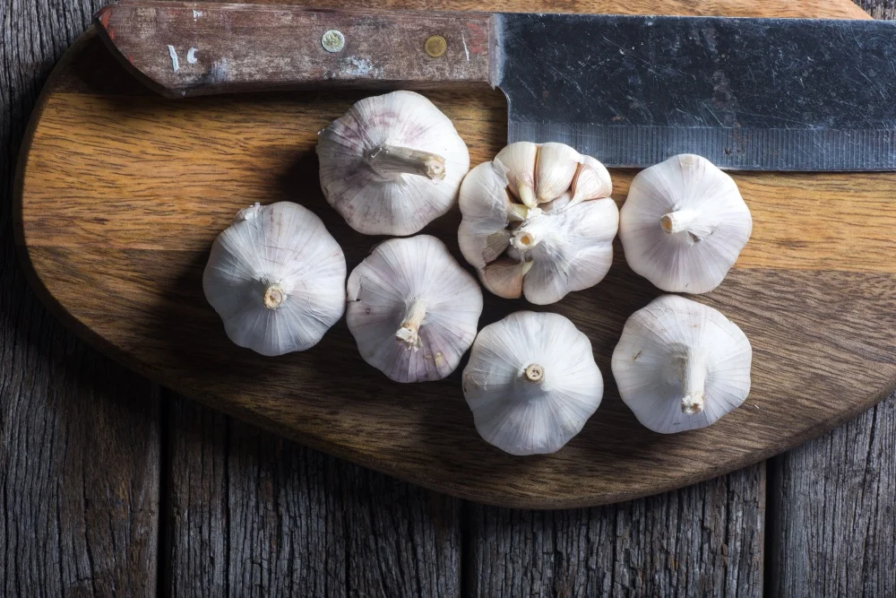 Garlic smell: do you know the stainless steel spoon trick to get rid of it?