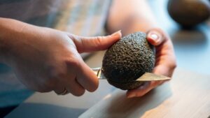 How to cut and store an avocado without it turning black? Here is a simple method to test