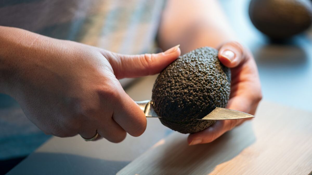 How to cut and store an avocado without it turning black? Here is a simple method to test