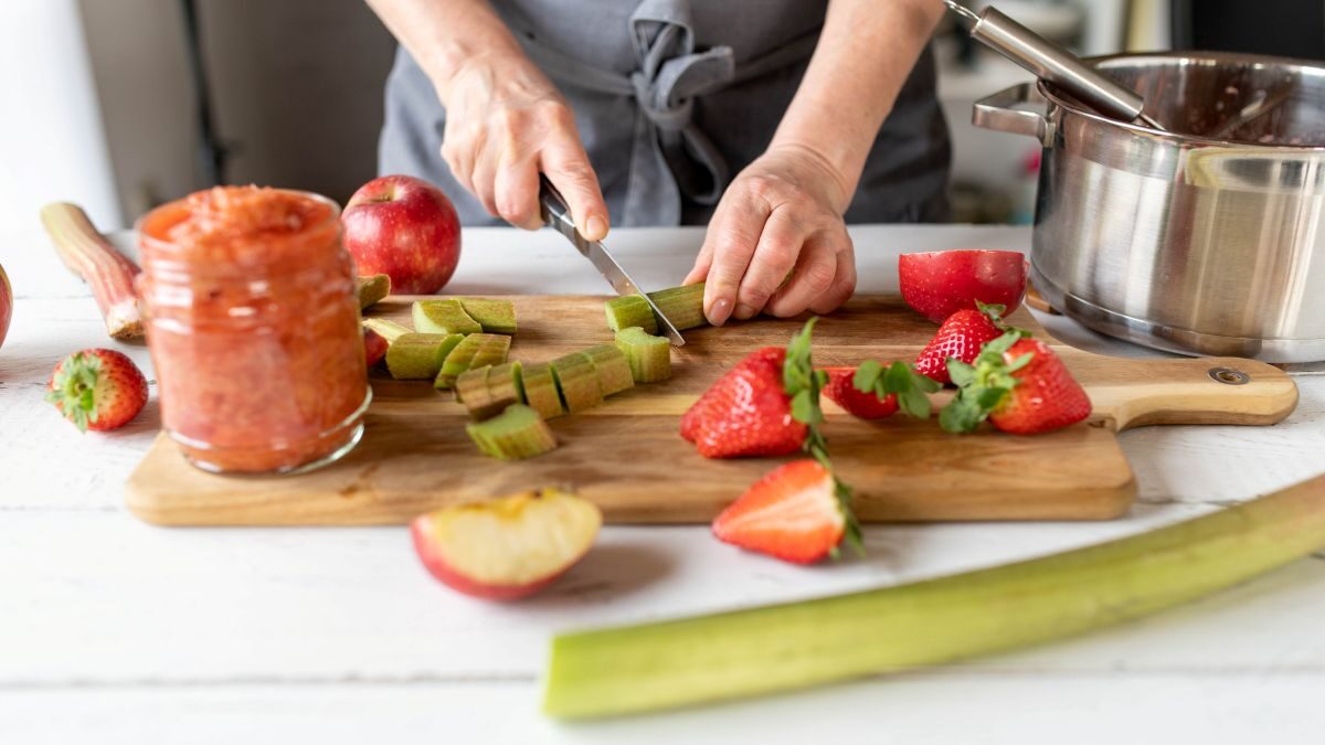 Rhubarb: 3 surprising facts about this fruity vegetable, its benefits and the precautions to take when consuming it