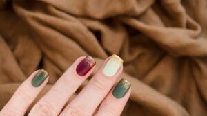 Skittles nails: this fall is the best time to adopt them, but not in the way you imagine