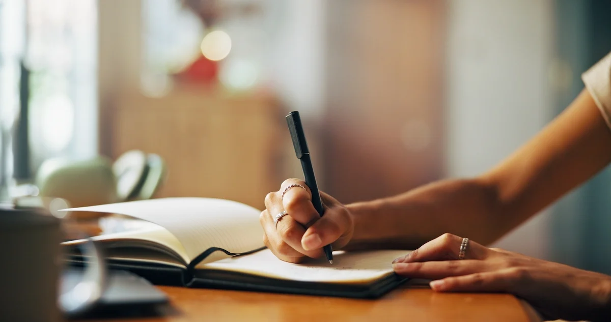 Take a pen and look at your hand: this detail could say a lot about your personality