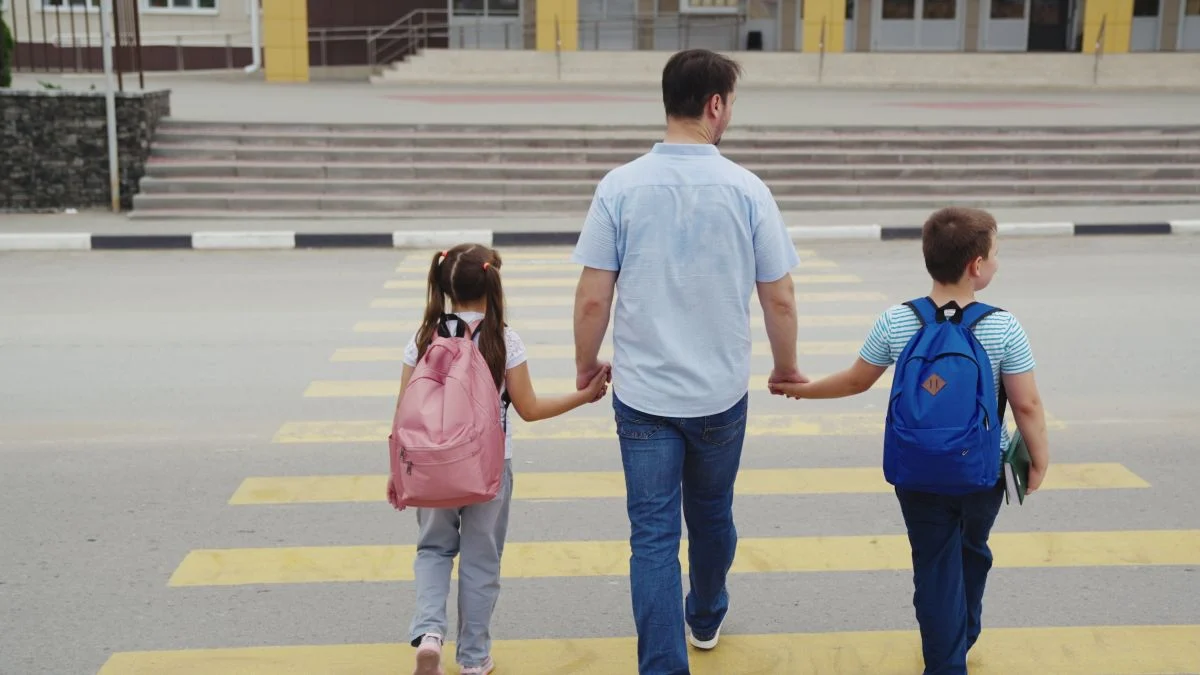 Waving at cars when crossing: what does psychology say?