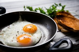 5 foods to combine with eggs to make the most of their benefits