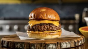 Cheese for burgers: “All these products are not real slices of cheese” warns Julie Boët, dietitian