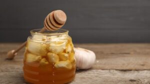 Dr Gérald Kierzek warns: “This garlic and honey tip to “boost immunity” presents a real risk of botulism”