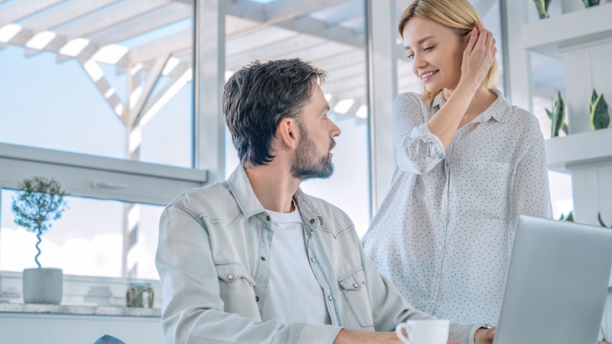Love or work: almost one in two young workers would be ready to leave their job for love