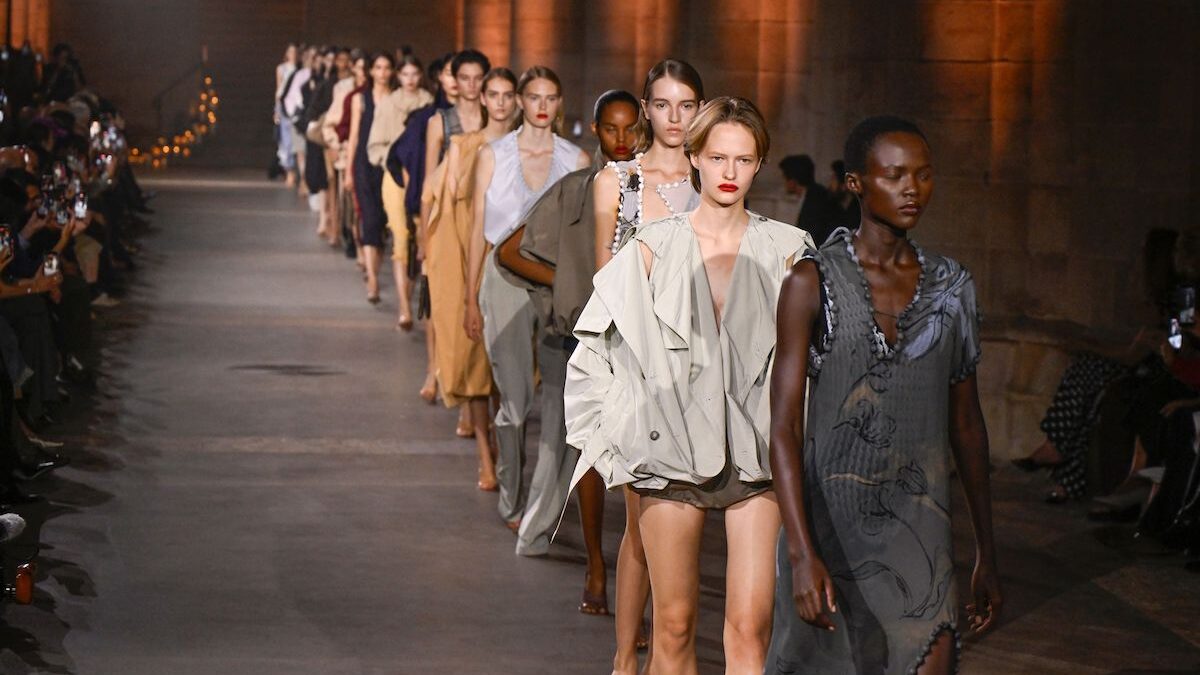 Pink highlights, glass skin, red lips: the hidden beauty details of Paris Fashion Week to copy now